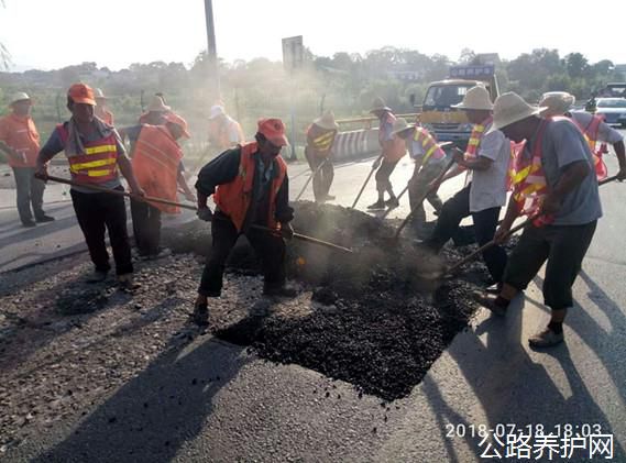 陕西：眉县公路段积极开展雨后路面病害修复工作